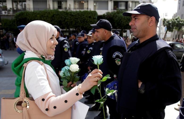 عکس سال ، دادن گل به پلیس در الجزیره عکس سال ، دادن گل به پلیس در الجزیره