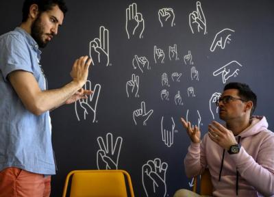 تبدیل زبان اشاره به کلام با دستکش هوشمند