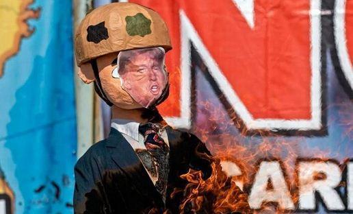 معترضان مکزیکی مجسمه ترامپ را آتش زدند