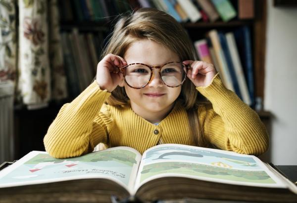 این نشانه ها می گوید کودک شما به عینک احتیاج دارد
